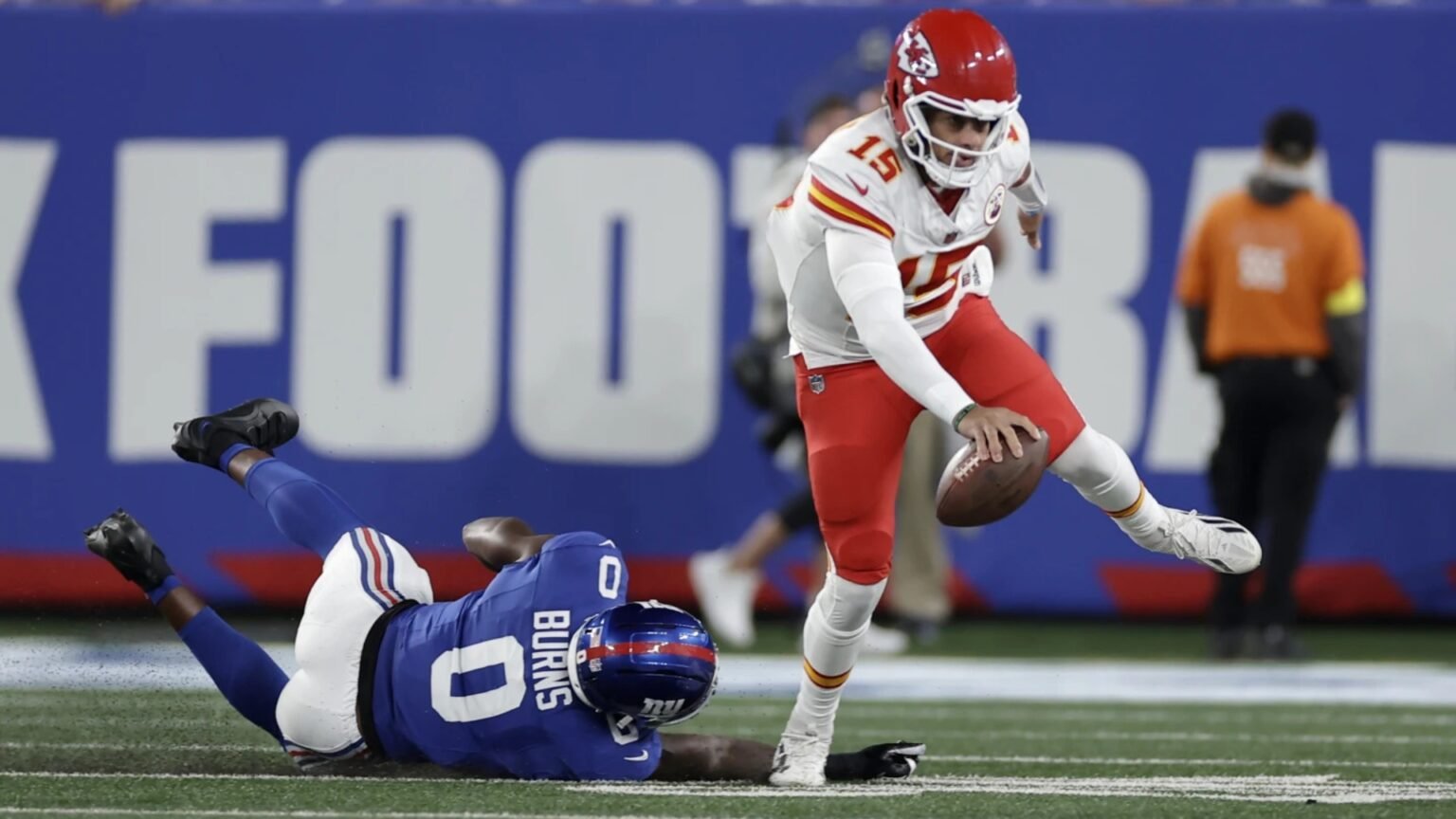 Ex-Giants Super Bowl Champ Questions Patrick Mahomes’ Squad After Cowboys Comparison Patrick Mahomes vs the New York Giants in Week 3 matchup