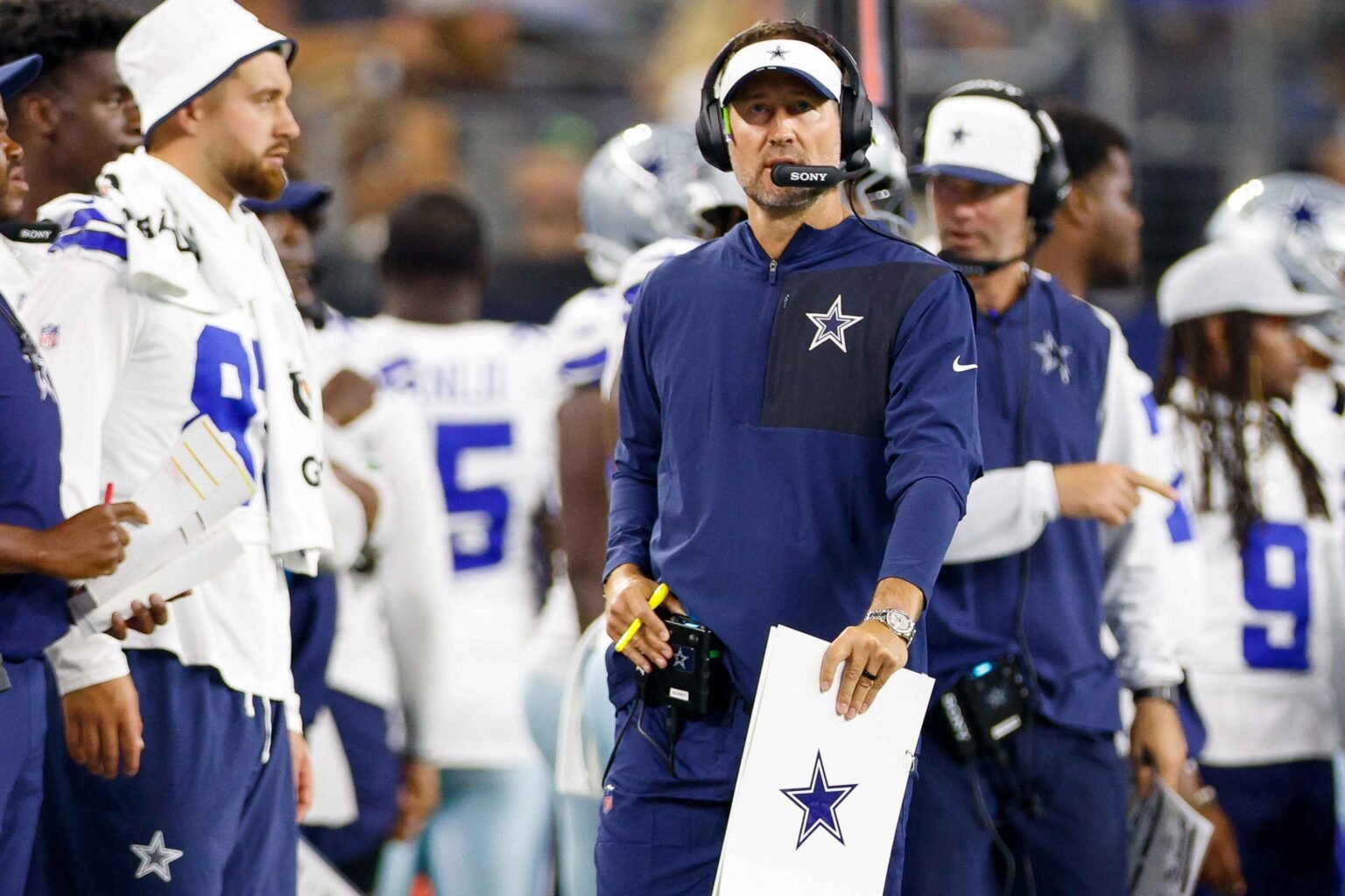 Cowboys Hall of Famer Sends Strong 4-Word Message to Brian Schottenheimer as Dallas Coach Gears Up Dallas Cowboys head coach Brian Schottenheimer looks on during the second quarter against the Atlanta Falcons.