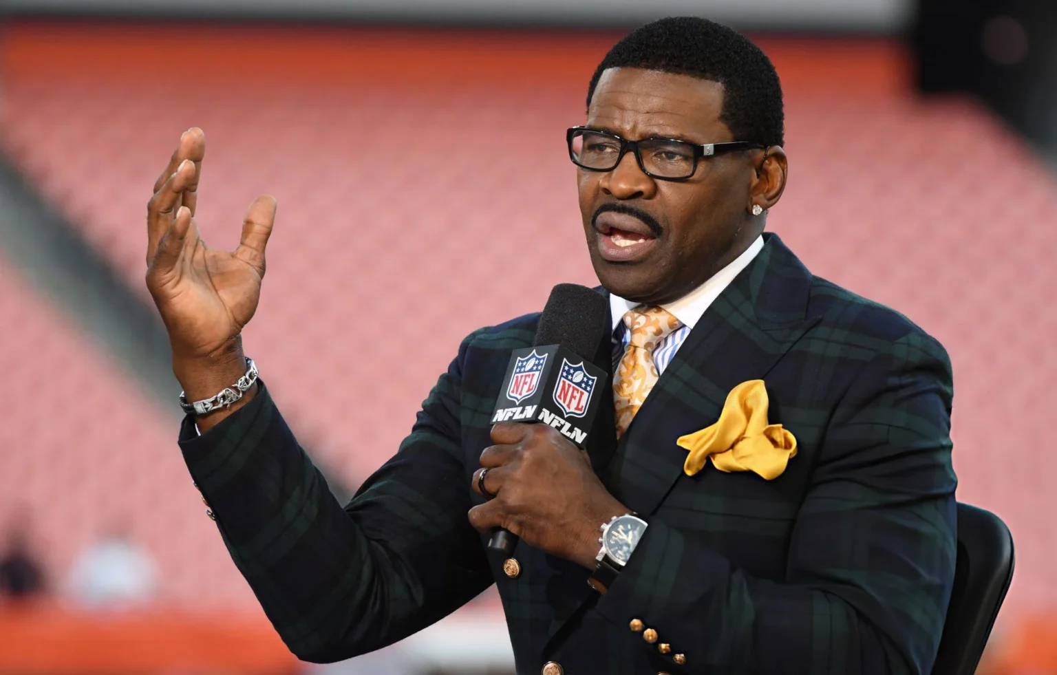 Michael Irvin Unleashes Ferocious Warning to Chiefs Nation as Cowboys Humble Mahomes’ Team Hall of Fame wide receiver and NFL Network analyst Michael Irvin prior to a game between the New York Jets and Cleveland Browns at FirstEnergy Stadium in Cleveland, Ohio. Cleveland won 21-17. (Photo by Nick Cammett/Diamond Images/Getty Images)