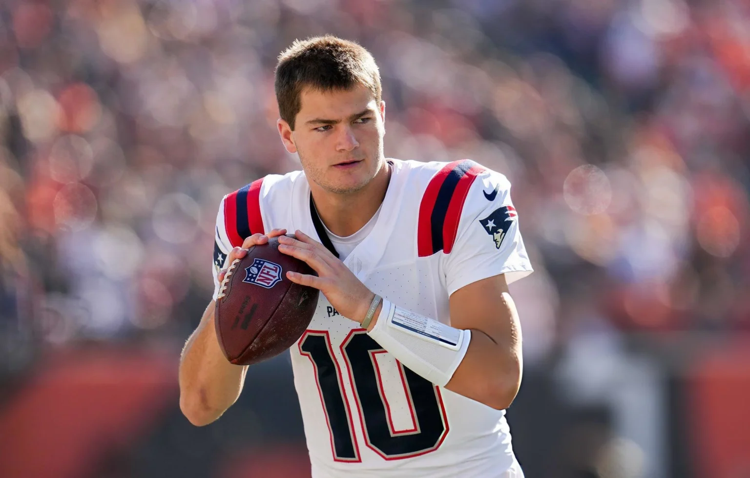 Drake Maye #10 of the New England Patriots warms up before the game against the Cincinnati Bengals at Paycor Stadium on November 23, 2025 in Cincinnati, Ohio. (Photo by Dylan Buell/Getty Images)