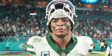 New York Jets quarterback Justin Fields (7) looks toward the stands following the game between the New York Jets and the Miami Dolphins on Monday, September 29, 2025 at Hard Rock Stadium in Miami, FL