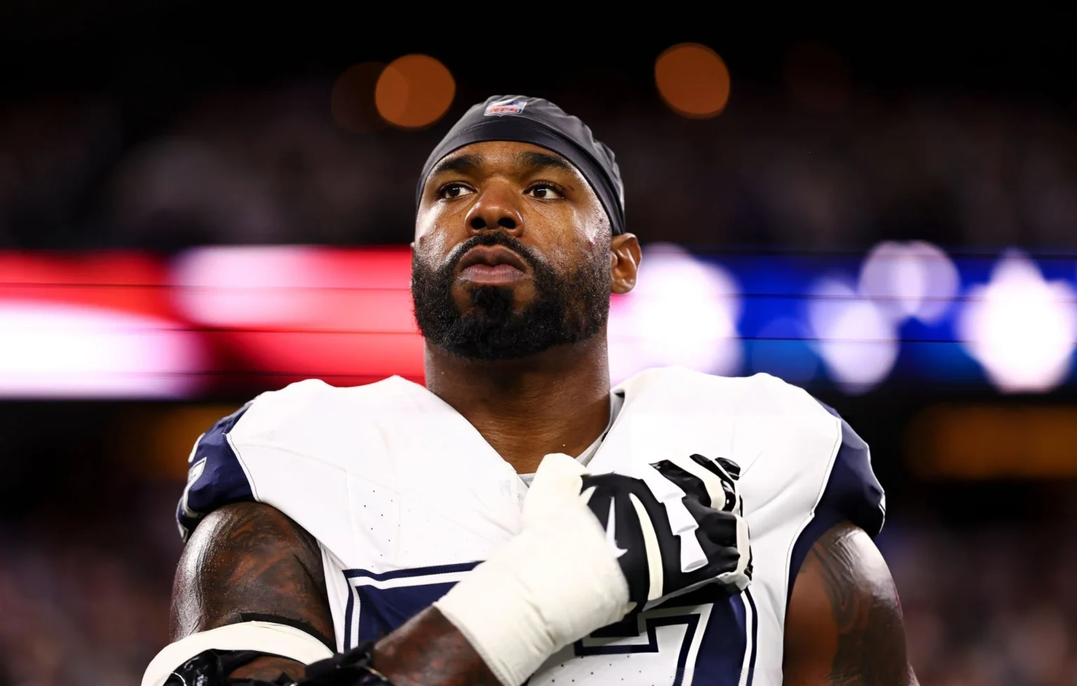 Tyron Smith Stirs Strong Return Rumors After the Retired Cowboys Star Sends a Message the NFL Can’t Ignore Retired Dallas Cowboys OT Tyron stands on the sidelines during the national anthem prior to an NFL football game against the Philadelphia Eagles at AT&T Stadium on December 10, 2023 in Arlington, Texas. (Photo by Kevin Sabitus/Getty Images)