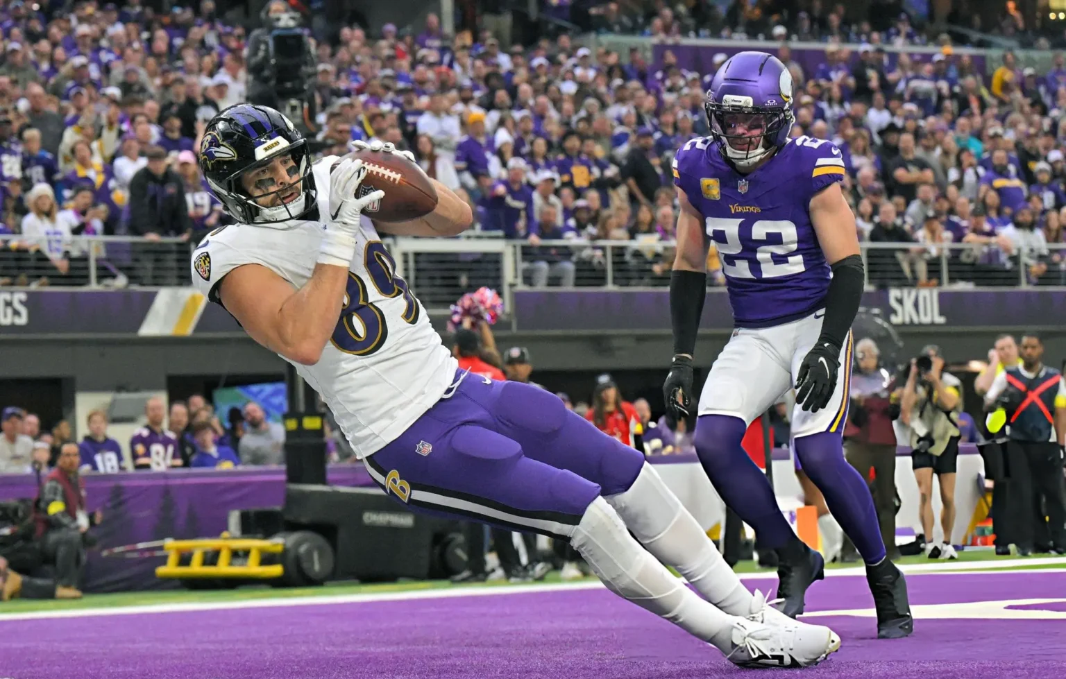 Baltimore Ravens tight end Mark Andrews (89) catches a 2-yard pass for a touchdown as Minnesota Vikings defensive back Harrison Smith (22) looks on during the fourth quarter of a NFL game between the Minnesota Vikings and Baltimore Ravens on November 9, 2025, at U.S. Bank Stadium in Minneapolis, MN.