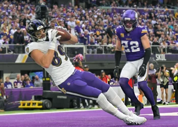 Baltimore Ravens tight end Mark Andrews (89) catches a 2-yard pass for a touchdown as Minnesota Vikings defensive back Harrison Smith (22) looks on during the fourth quarter of a NFL game between the Minnesota Vikings and Baltimore Ravens on November 9, 2025, at U.S. Bank Stadium in Minneapolis, MN.