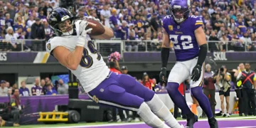 Baltimore Ravens tight end Mark Andrews (89) catches a 2-yard pass for a touchdown as Minnesota Vikings defensive back Harrison Smith (22) looks on during the fourth quarter of a NFL game between the Minnesota Vikings and Baltimore Ravens on November 9, 2025, at U.S. Bank Stadium in Minneapolis, MN.