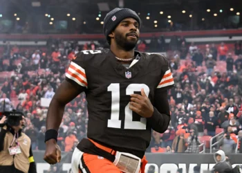 Quarterback Shedeur Sanders #12 of the Cleveland Browns runs onto the field before the NFL 2025 game against the Baltimore Ravens at Huntington Bank Field on November 16, 2025, in Cleveland, Ohio. The Ravens defeated the Browns 23-16. (Photo by Jason Miller/Getty Images)