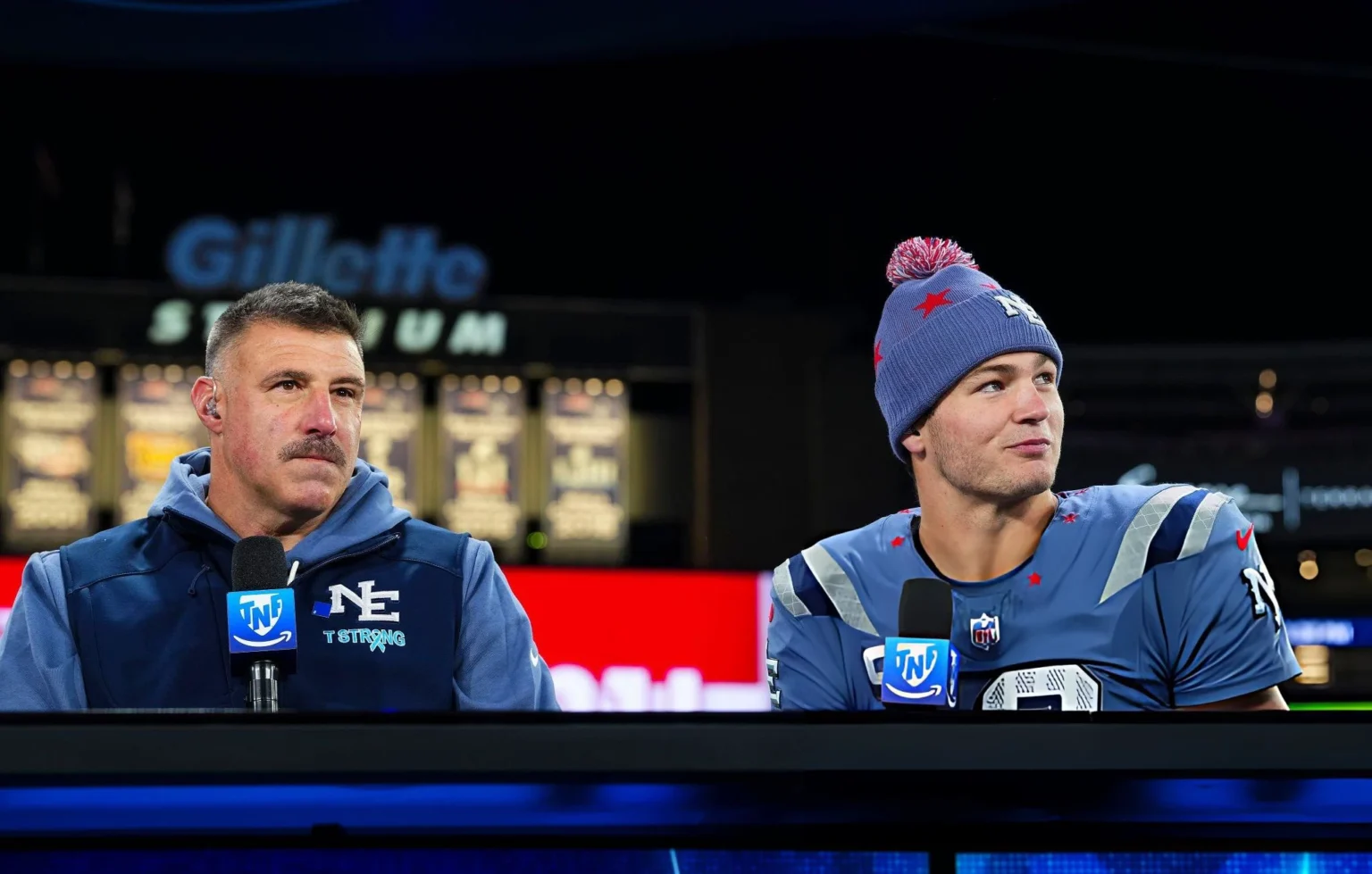 14-Year NFL Veteran Credits Patriots’ Stunning Rise to Two People as New England Rockets to the AFC’s No. 1 Seed Drake Maye #10 of the New England Patriots and New England Patriots head coach Mike Vrabel visit on set of the TNF on Prime
